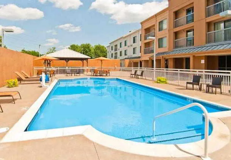 מלון Courtyard Memphis East/Bill Morris Parkway