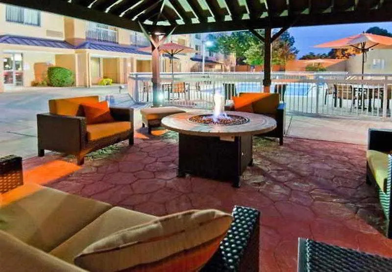 מלון Courtyard Memphis East/Bill Morris Parkway